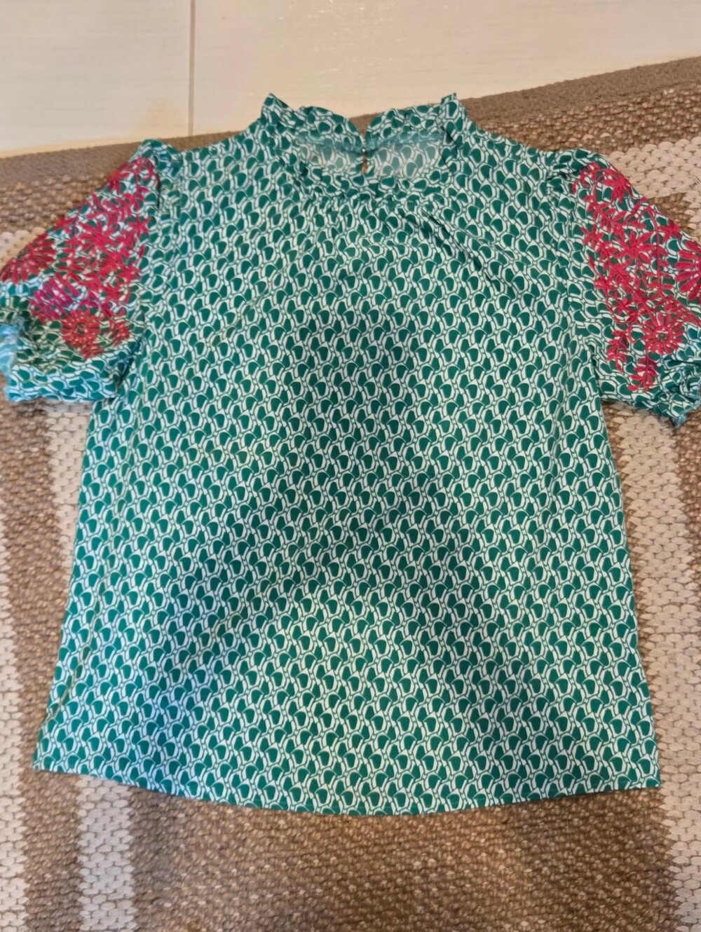 SHEIN Green Geometric Short Sleeve Top with Pink Floral Sleeves